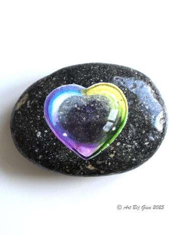 Bellenblaas hart, hand geschilderd op een mooie riviersteen beschikbaar voor biedingen