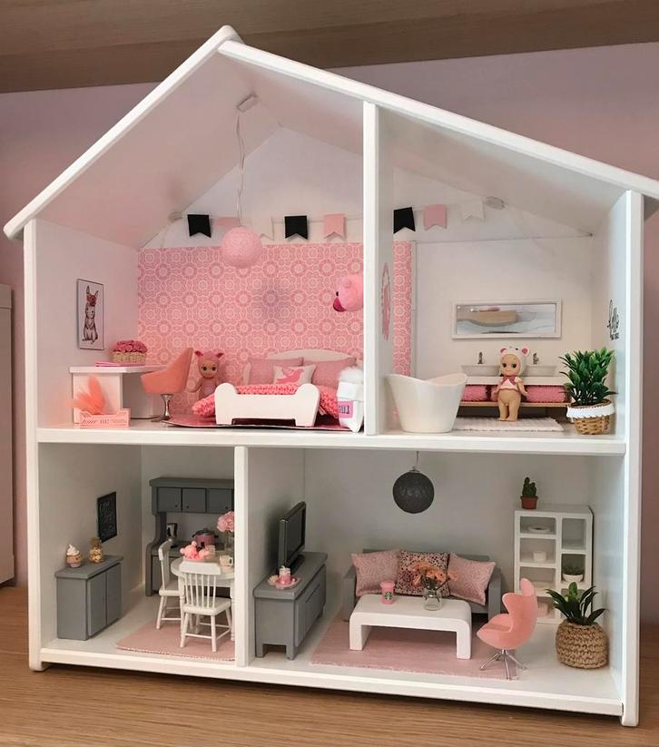 Modern poppenhuis volledig ingericht hip trendy roze NIEUW, Verzamelen, Poppenhuizen en Toebehoren, Nieuw, Poppenhuis, Ophalen