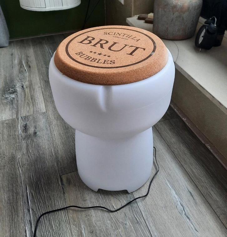 BRUT wijnkoeler met Bluetooth speaker en led light, Huis en Inrichting, Krukjes, Zo goed als nieuw, Ophalen of Verzenden