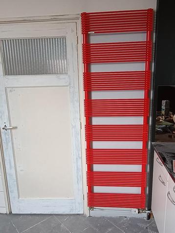 Rode design radiator 190x60x8 beschikbaar voor biedingen