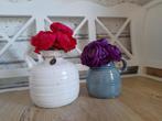 2 kruik vaasjes voorzien van kunstbloemen, Verzenden, Overige kleuren, Aardewerk of Porselein, Minder dan 50 cm