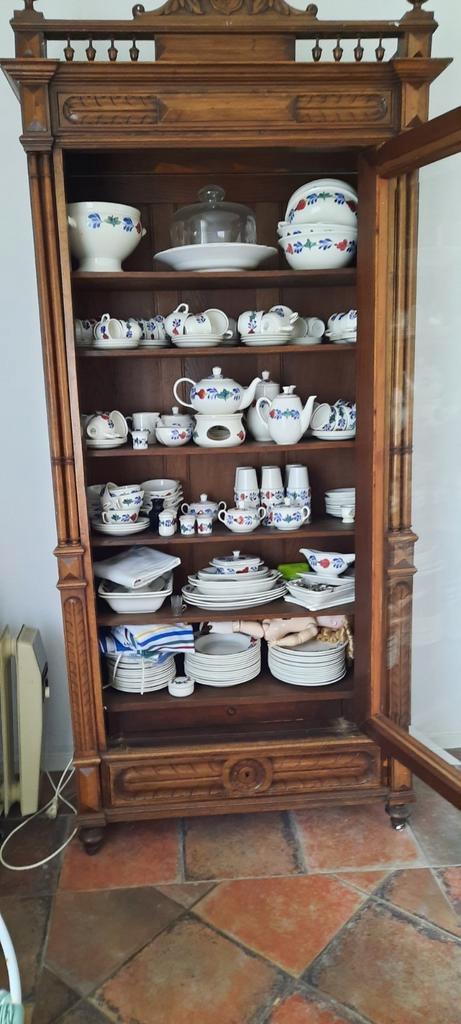 Eiken vitrinekast vol met ongebruikt boerenbont servies, Antiek en Kunst, Antiek | Meubels | Kasten, Ophalen
