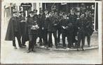 Oude ansichtkaart van een groep mannen in uniform, Ophalen of Verzenden, 1920 tot 1940, Ongelopen