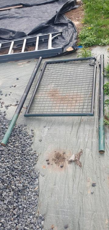 Metalen looppoort beschikbaar voor biedingen