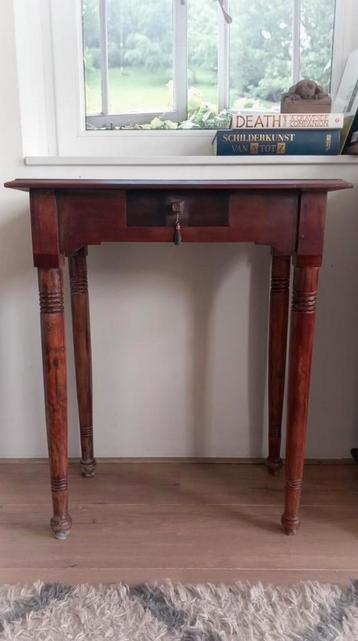 Charmant tafeltje. Bijzettafel, sidetable.  beschikbaar voor biedingen