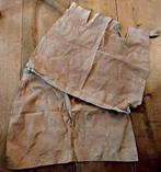 2 lapjes suede - leer, Hobby en Vrije tijd, Stoffen en Lappen, Gebruikt, Bruin, Leer of Kunstleer, Ophalen of Verzenden