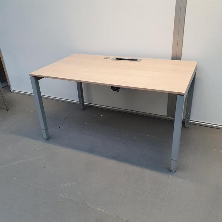 Bureau met elektra aansluiting  - 140x80 cm, Huis en Inrichting, Bureaus, Gebruikt, In hoogte verstelbaar, Ophalen