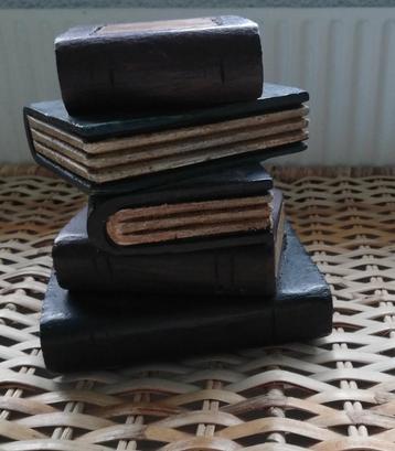 Boekensteun in de vorm van stapel boeken beschikbaar voor biedingen