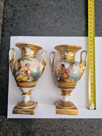 Antieke Vaasjes met Gouden Details beschikbaar voor biedingen