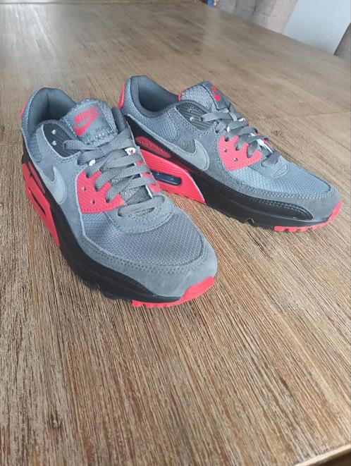 Nike Air Max 90 - Rood/Zwart/Grijs - Maat 41 €140, Kleding | Heren, Schoenen, Nieuw, Sneakers of Gympen, Overige kleuren, Ophalen