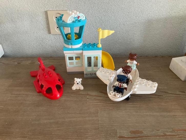 Duplo vliegtuig en vliegveld 10961, Kinderen en Baby's, Speelgoed | Duplo en Lego, Zo goed als nieuw, Duplo, Complete set, Ophalen of Verzenden