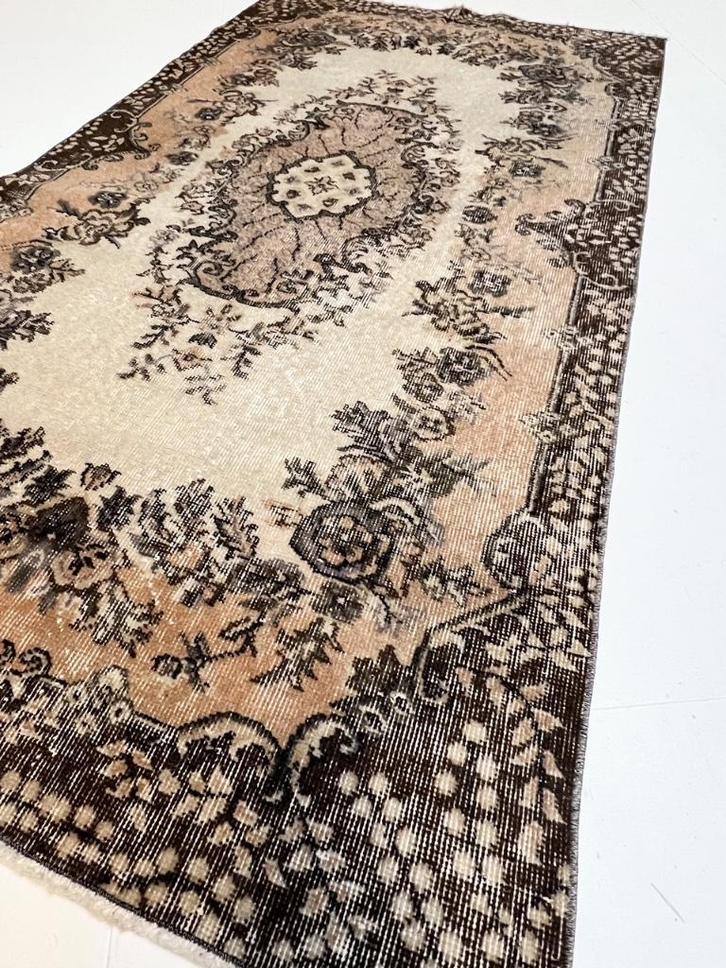 Bruin en roze vintage Yuruk vloerkleed 112 x 207 cm, 1960's, Huis en Inrichting, Stoffering | Tapijten en Kleden, Gebruikt, 100 tot 150 cm