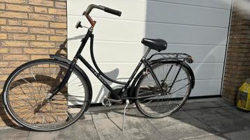 Mooie oude stap fiets beschikbaar voor biedingen
