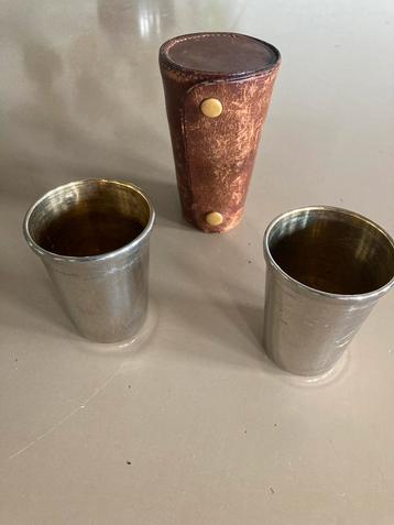 Antieke rvs drinkbekers incl leren etui beschikbaar voor biedingen