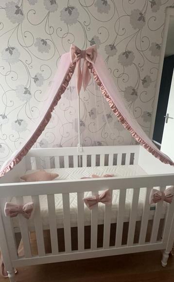 Mooie aankleed set velours roze incl wieghemel tule beschikbaar voor biedingen