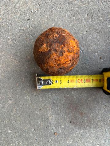 Oude kanonskogel / kartetskogel – ca. 4,5 cm – massief ijzer beschikbaar voor biedingen