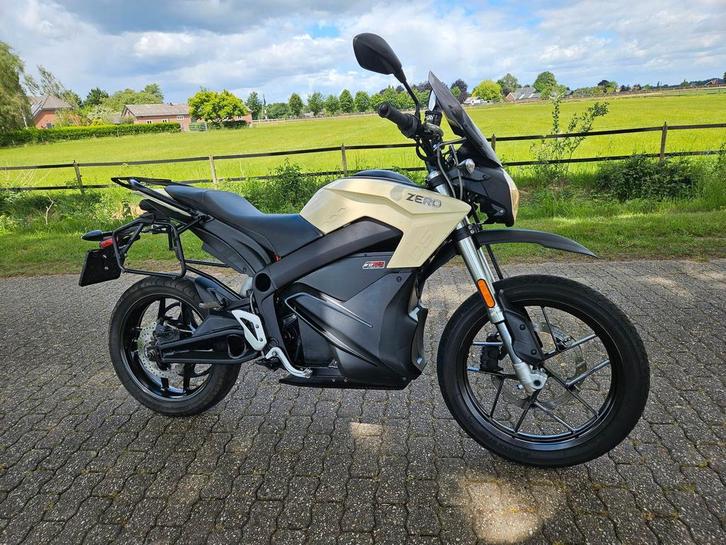 ZERO DS ZF 12.5 ABS 29700 Km 220V laden Tanktas Zero Ds, Motoren, Motoren | Overige merken, Bedrijf, Naked bike, Minimaal motorrijbewijs A1