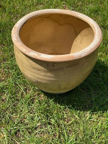 Brocante bloempot beschikbaar voor biedingen