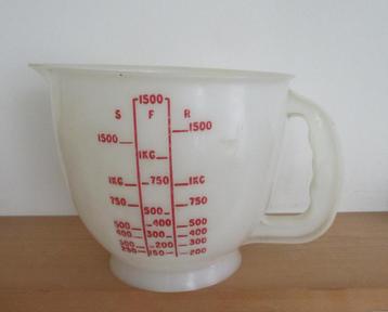 Ouderwetse maatbeker, vintage beschikbaar voor biedingen