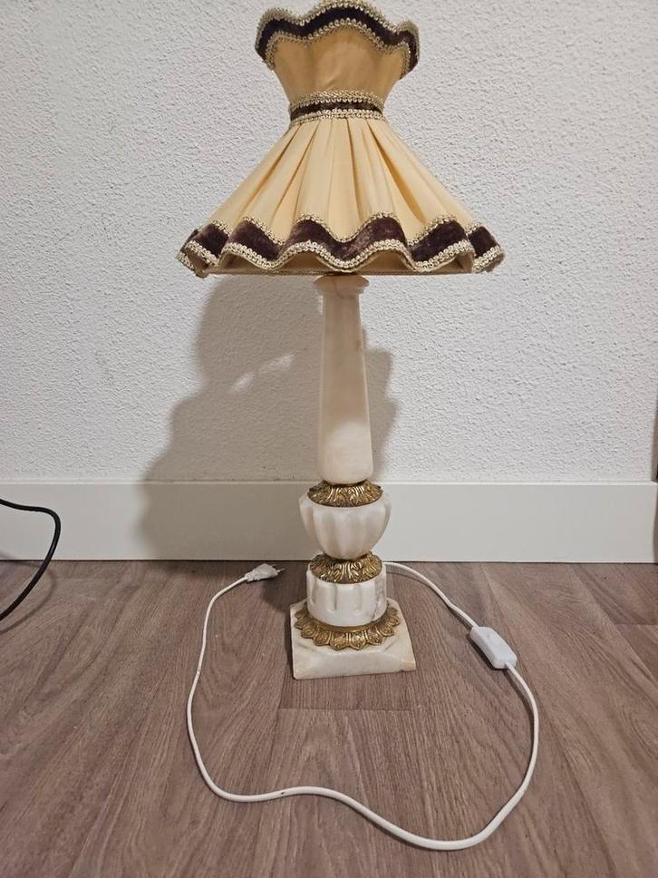 Vintage Tafellamp - Albast & Messing Voet - Geplooide Kap, Huis en Inrichting, Lampen | Tafellampen, Gebruikt, 50 tot 75 cm, Stof