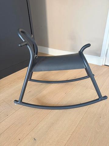 Modern zwart hobbelpaard beschikbaar voor biedingen