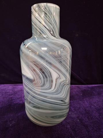 Hangeblazen vaas Lina Vuornitra beschikbaar voor biedingen