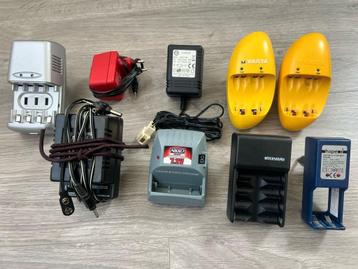 Batterij opladers van verschillende soorten en apparaten beschikbaar voor biedingen