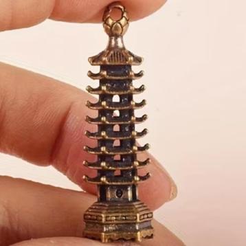 Messing Wenchang Tower hanger 4cm met decoratief koordje.  beschikbaar voor biedingen