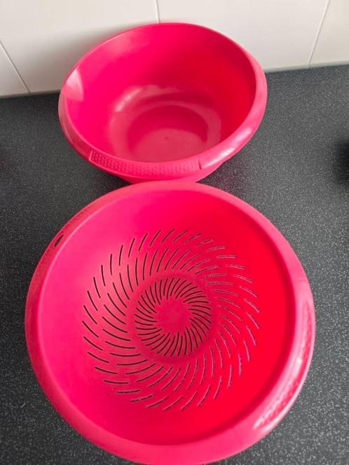 roze vergiet met schaal, Huis en Inrichting, Keuken | Servies, Zo goed als nieuw, Schaal of Schalen, Overige stijlen, Glas, Ophalen of Verzenden