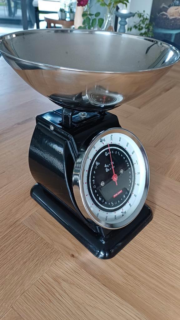Typhoon Keukenweegschaal Zwart Retro, Huis en Inrichting, Keuken | Keukenbenodigdheden, Zo goed als nieuw, Ophalen of Verzenden
