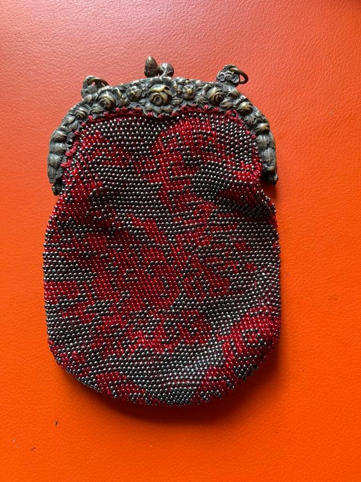 Antiek vintage beugel beurs kleur rood/zilver, Antiek en Kunst, Antiek | Kleding en Accessoires, Dames, Verzenden