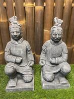 Set (2) Knielende wachters nr.112, Ophalen, Nieuw, Beton, Mensenbeeld