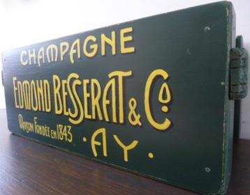 Dit vintage handgeschildere houten reclamebord staat mooi aa beschikbaar voor biedingen