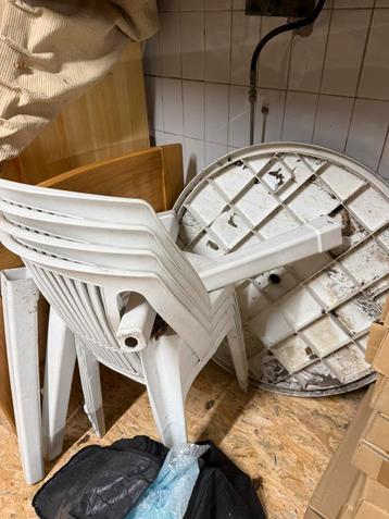 Tuinset tafel met 4 stoelen plastic wit / gratis beschikbaar voor biedingen
