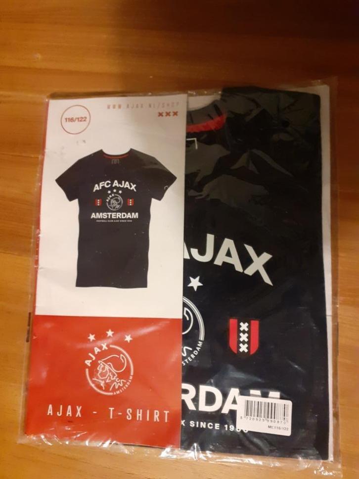 Ajax Amsterdam T-Shirt. Mt 116-122. Nieuw, Verzamelen, Sportartikelen en Voetbal, Nieuw, Shirt, Ajax, Ophalen of Verzenden