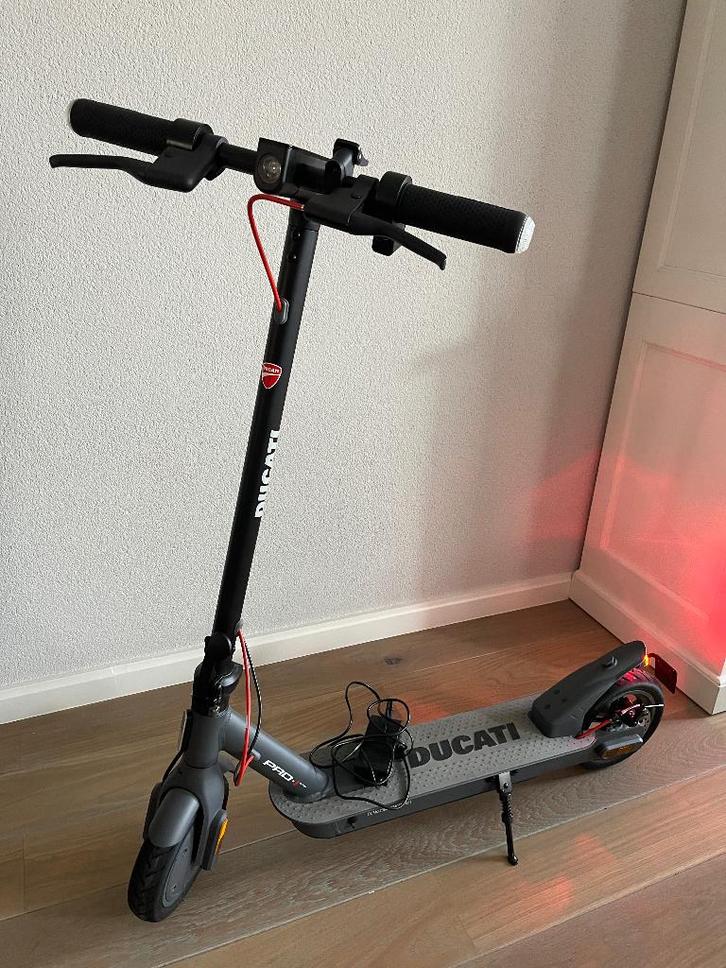 Ducati Pro 1 EVO elektrische step, Fietsen en Brommers, Steps, Zo goed als nieuw, Elektrische step (E-scooter), Ophalen