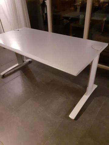 Bureau 160x80x73 cm nog 2 beschikbaar prijs is per stuk