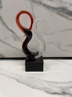 Glazen beeld/ sculptuur rood en helder glas op zwarte sokkel, Ophalen of Verzenden