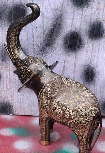 Olifant. Messing/messing gravure.  Olifant.  India.  28 cm. beschikbaar voor biedingen