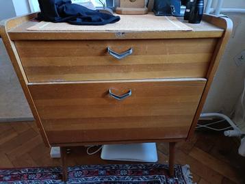 Vintage houten nachtkastje of ladekastje beschikbaar voor biedingen