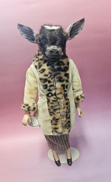 Taxidermy geitendame Nancy beschikbaar voor biedingen
