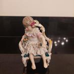 Antiek Weens porseleinen meisje in stoel, Verzenden, Zo goed als nieuw, Mens
