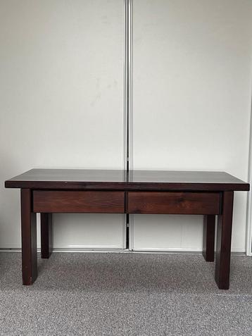 Donkerbruine houten tafel met lades beschikbaar voor biedingen