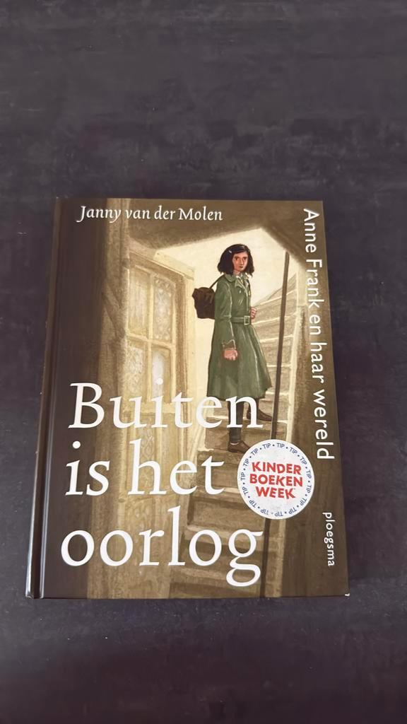 Janny van der Molen - Buiten is het oorlog, Boeken, Kinderboeken | Jeugd | onder 10 jaar, Zo goed als nieuw, Non-fictie, Ophalen of Verzenden