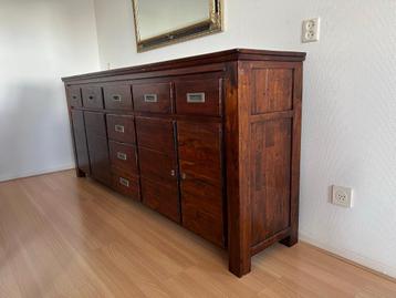 Elegante dressoirkast met klassieke uitstraling beschikbaar voor biedingen