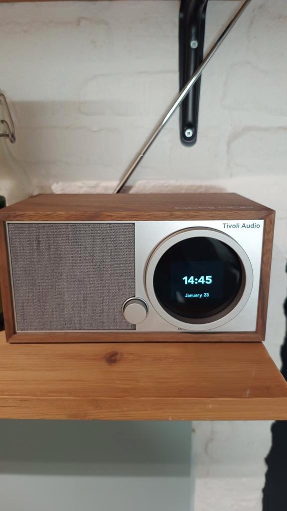 Tivoli Model One Digital - Walnoot - nieuwstaat!, Audio, Tv en Foto, Radio's, Zo goed als nieuw, Radio, Ophalen of Verzenden