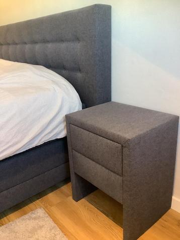 Mooie elektrische boxspring 180x200 met nachtkastjes beschikbaar voor biedingen