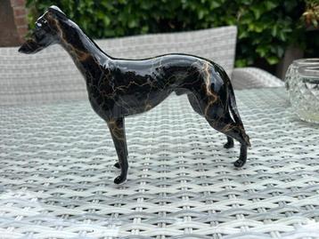 zwart statig windhond whippet greyhound hond beeld  beschikbaar voor biedingen