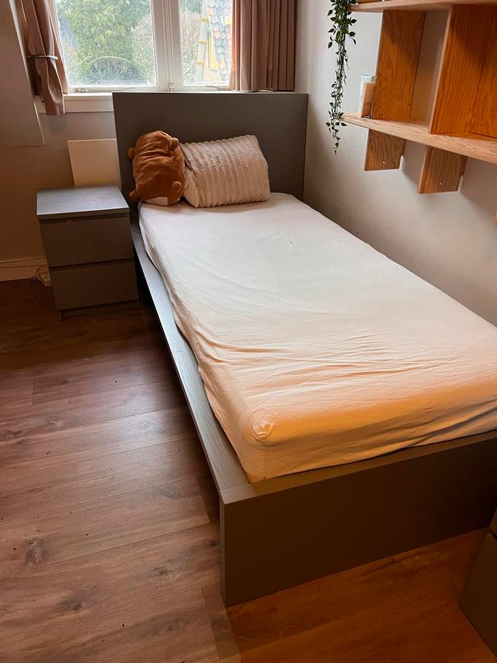 IKEA Malm grijs éénpersoonsbed + nachtkastje, Huis en Inrichting, Slaapkamer | Bedden, Gebruikt, Eenpersoons, 90 cm, 200 cm, Hout