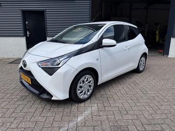 Toyota Aygo 1.0 VVT-i x-Play Navi | Airco | Achteruitrijcame beschikbaar voor biedingen